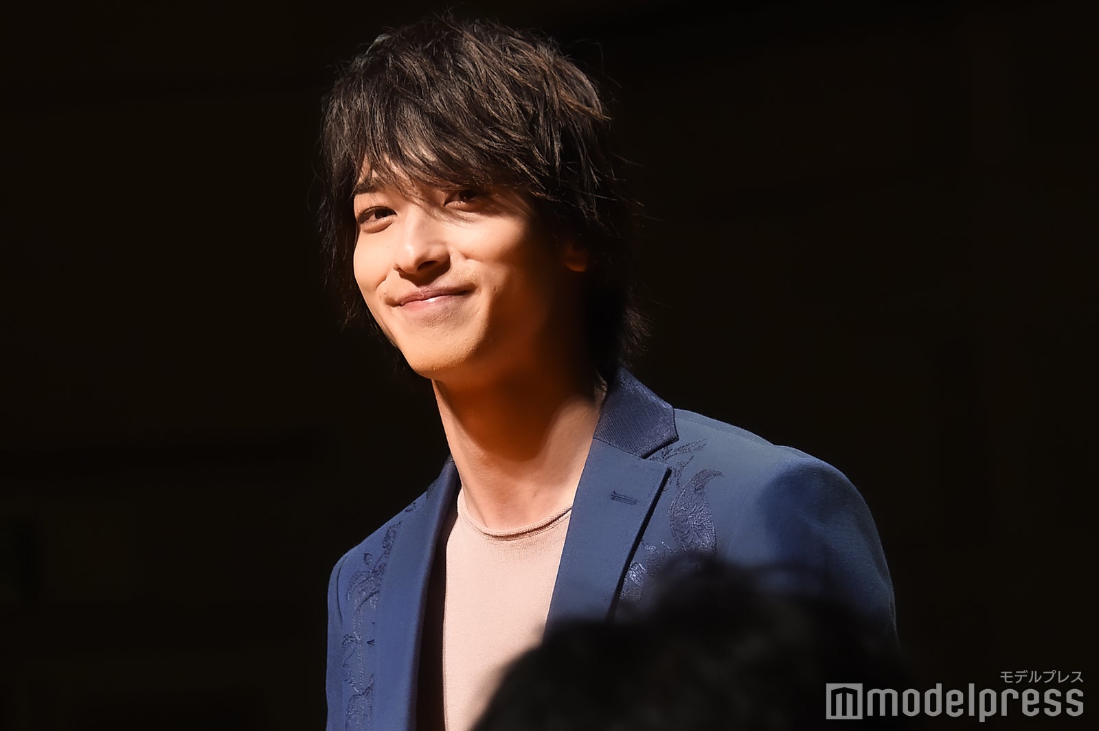 “シロ”を連れて登場した福士蒼汰、菜々緒 （C）モデルプレス