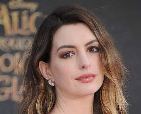 アン・ハサウェイ、第2子妊娠を発表 ふっくらお腹を披露