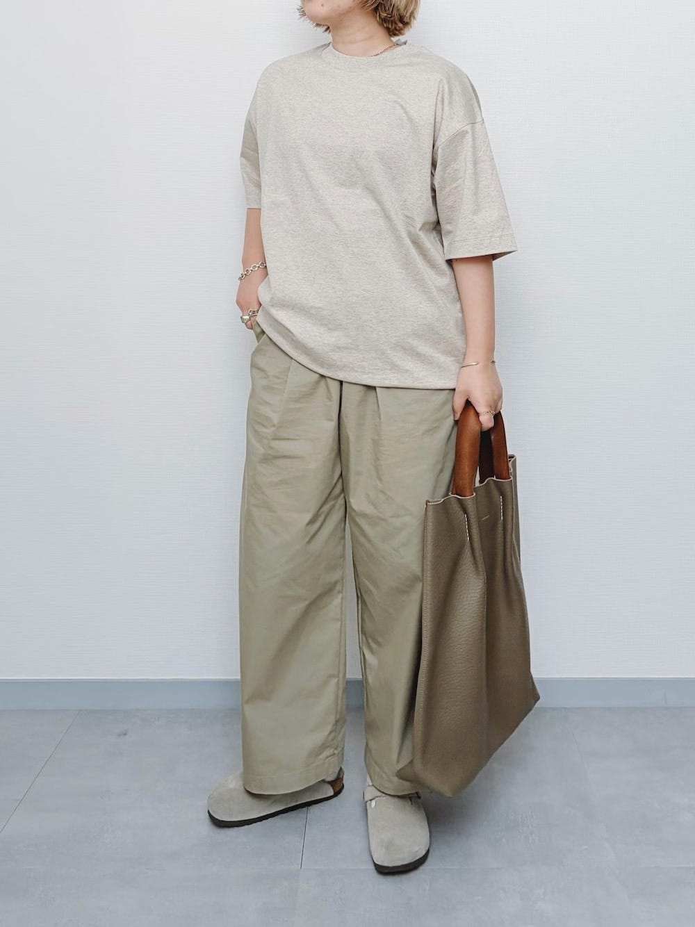 薄手で夏でもはきやすいカーブシルエットのゆったりパンツ 出典:WEAR