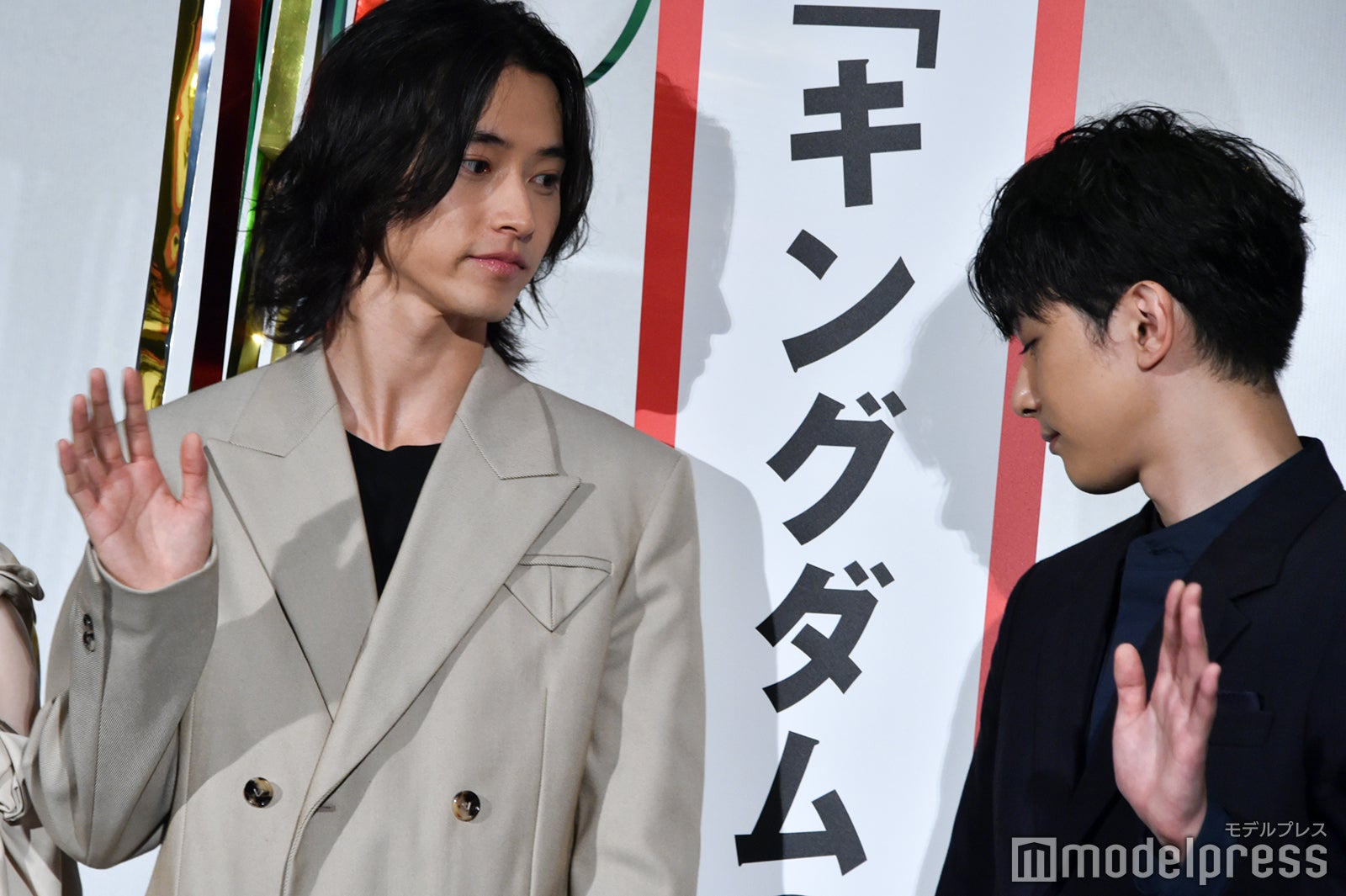 くす玉を気にする山崎賢人、吉沢亮 （C）モデルプレス