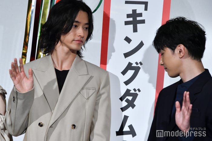 くす玉を気にする山崎賢人、吉沢亮 (C)モデルプレス