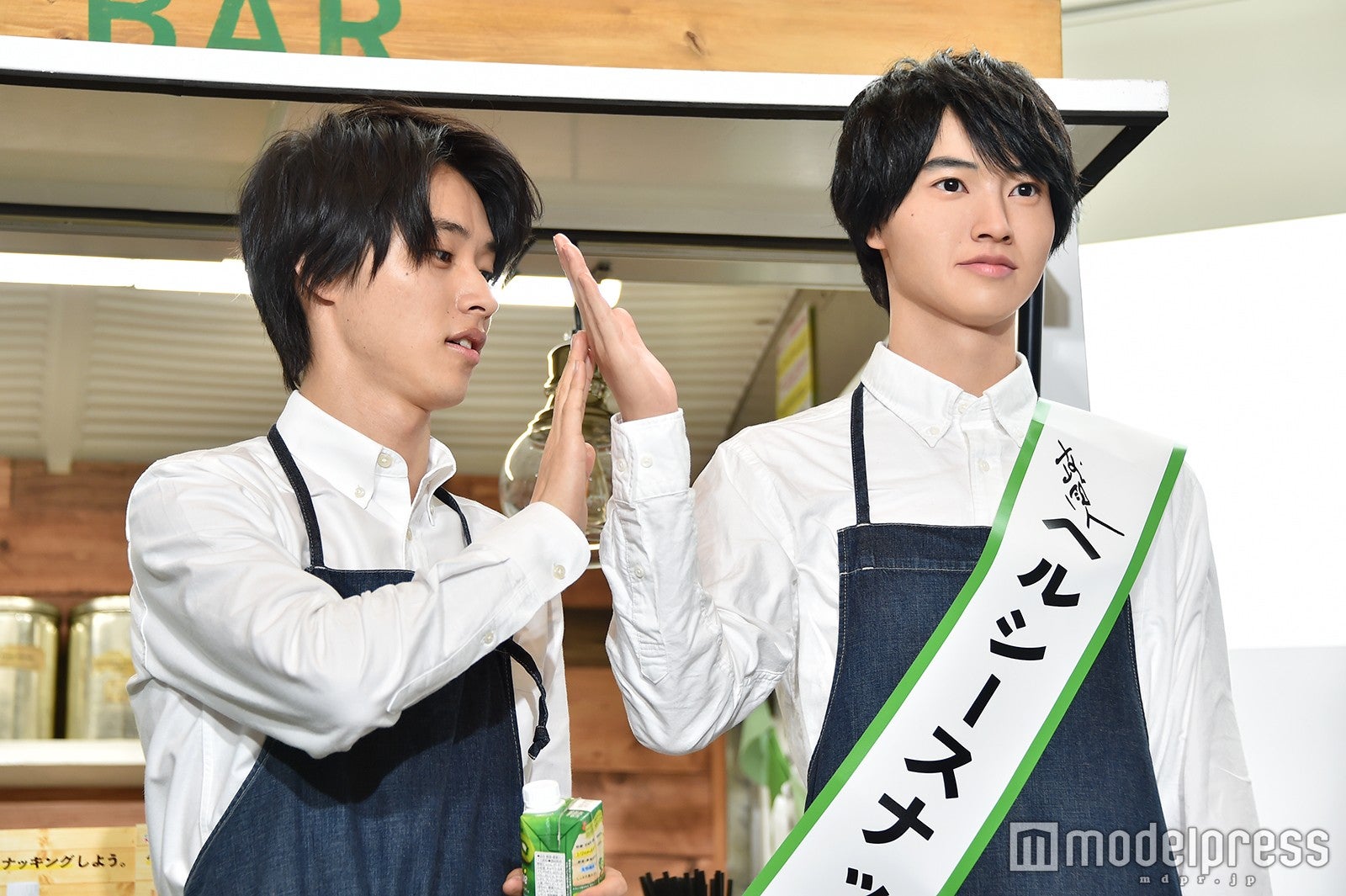 タッチする山崎賢人（C）モデルプレス