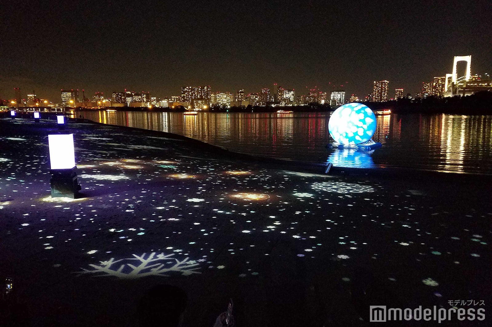 ビーチアートプロジェクションのクリスマス演出バージョン（C）モデルプレス