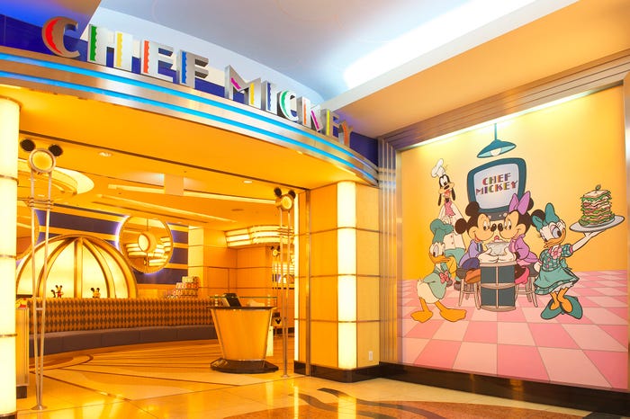 店舗入口で記念撮影も可能/シェフ・ミッキー(C)Disney