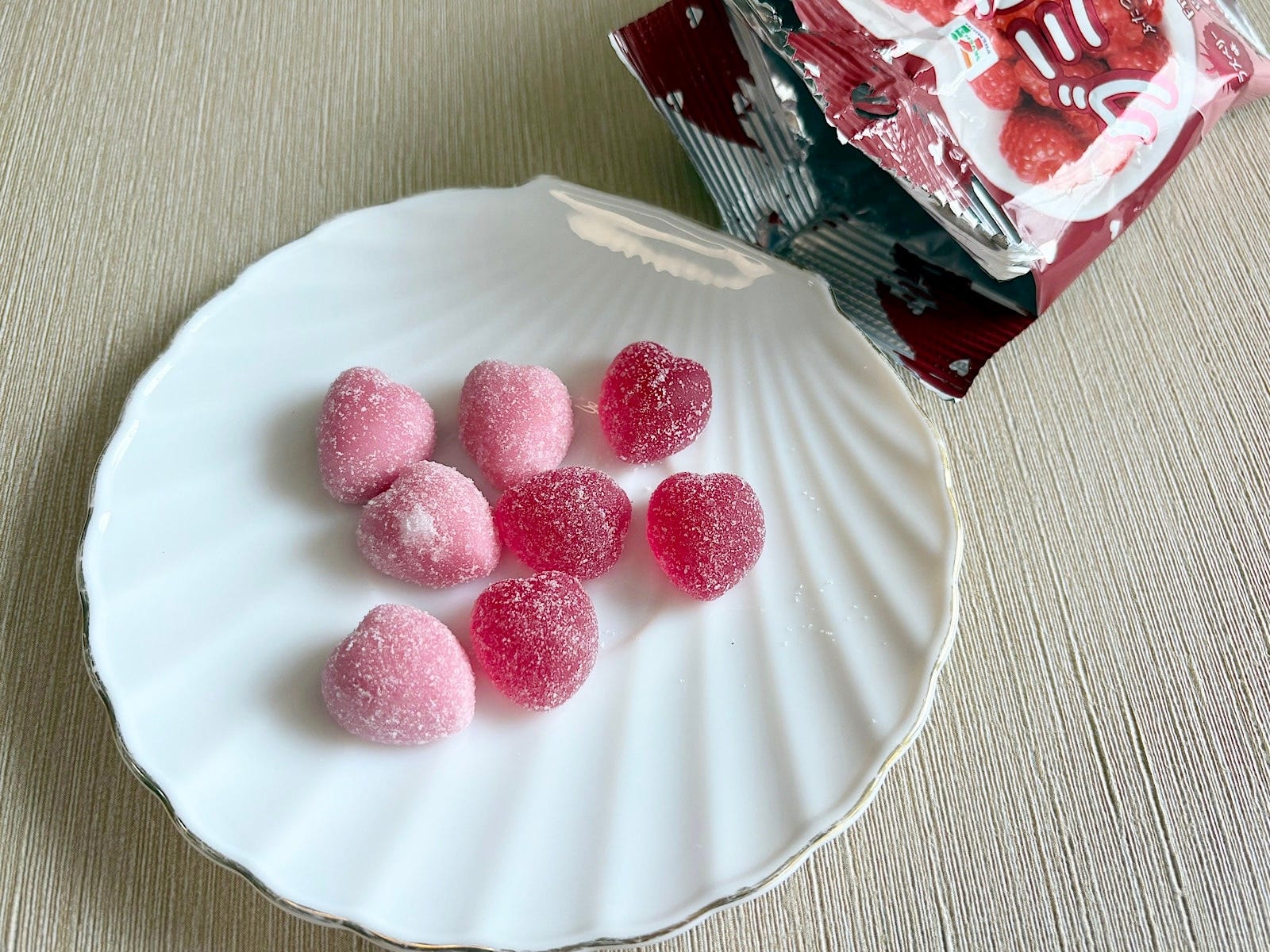 キュートな2種類のハートグミ。甘酸っぱさがたまりません