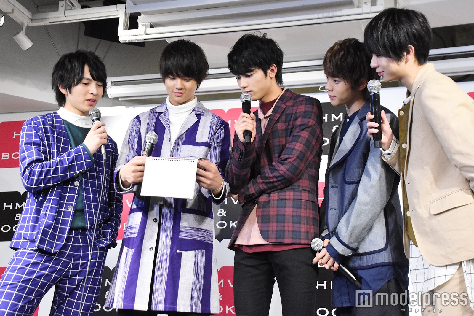 1冊のカレンダーを全員で覗き込むM!LK （C）モデルプレス