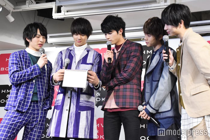 1冊のカレンダーを全員で覗き込むM!LK (C)モデルプレス