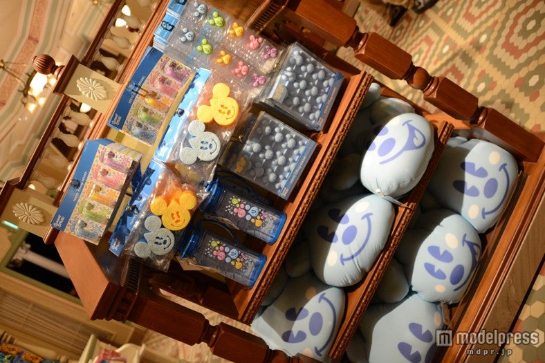 ウォータードロップモチーフの日用品が並ぶ、スポンジセット　￥1000、ウォーターポット　￥1700