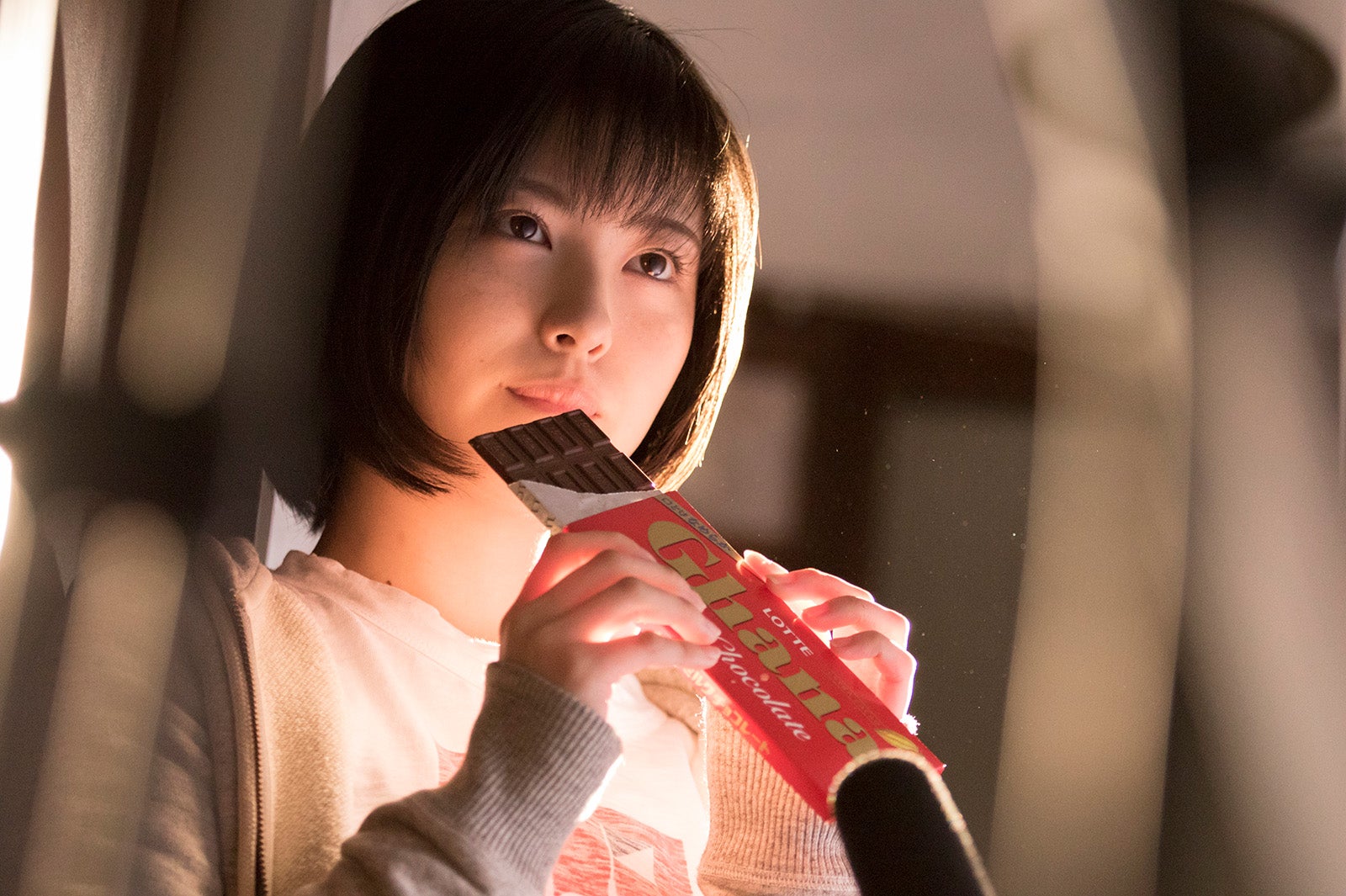 浜辺美波／新CMメイキングカット（提供画像）