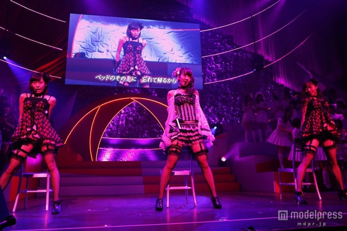 「誘惑のガーター」 柏木・渡辺美・須田(C)AKS