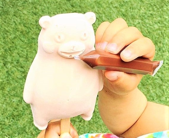 くまモンアイスにお絵かき／画像提供：株式会社バイオセラピー開発研究センター