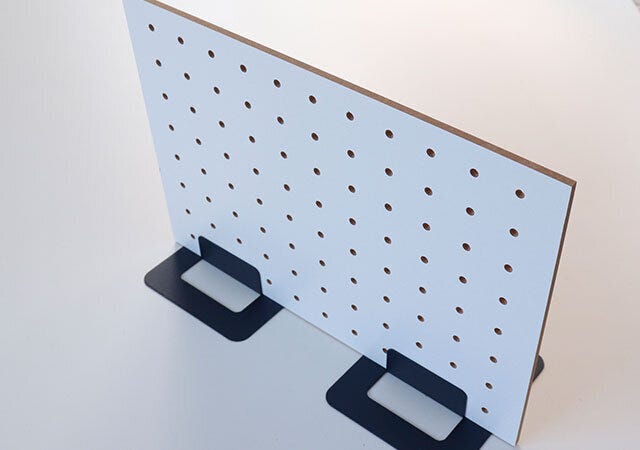 キャンドゥのパンチングボード用スタンドは縦向きでも横向きでも使える