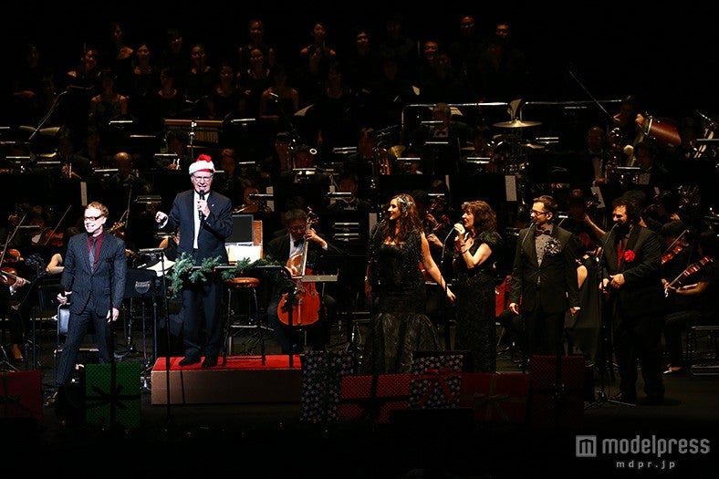 マエストロも歌を披露（C）清水隆行