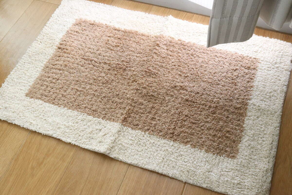 窓際の日差しが当たる場所に敷かれたフロアマット