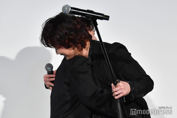 齋藤潤にハグをする綾野剛(C)モデルプレス