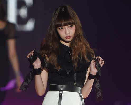 中村里砂、モノトーンでイメージ一新 大人の色気放つ<関コレ2016S/S>