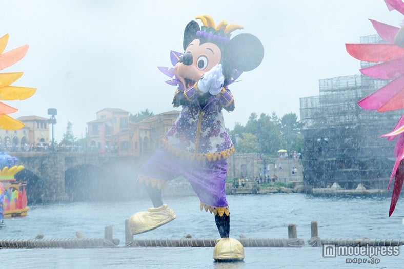 「ミニーのトロピカルスプラッシュ」ミッキー（バナナダンス）