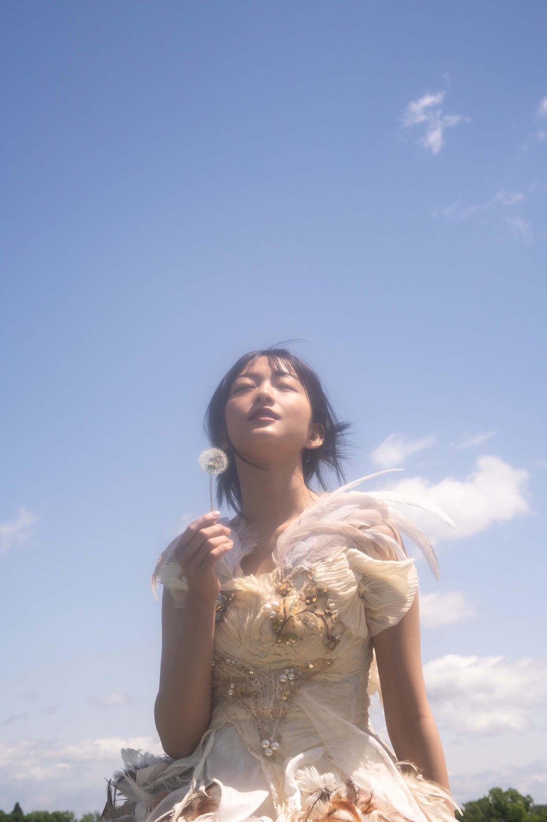 櫻坂46原田葵、純白ドレス姿で卒業メモリアルグラビア披露 「blt