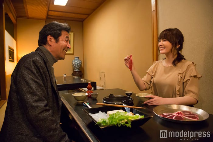 井上順、貫地谷しほり/第4話「男やもめの定年男子と、浅草雷門で鹿肉しゃぶしゃぶ」(C)峰なゆか/ドラマ「女くどき飯 Season2」製作委員会・MBS