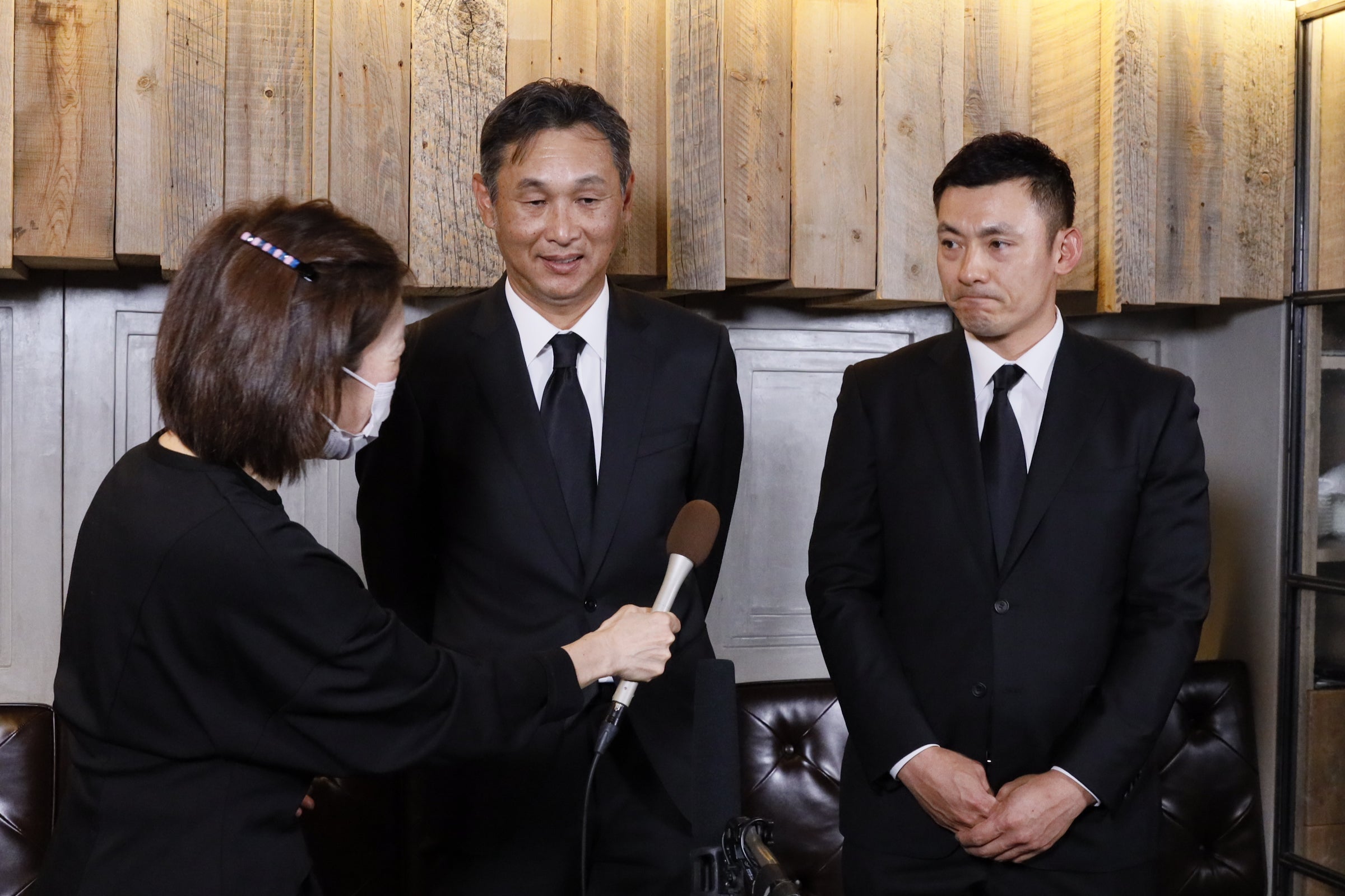 西口文也監督、栗山巧選手（提供写真）