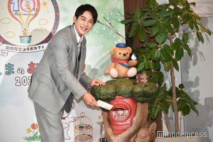 ポージングは大丈夫か記者に確認する町田啓太(C)モデルプレス