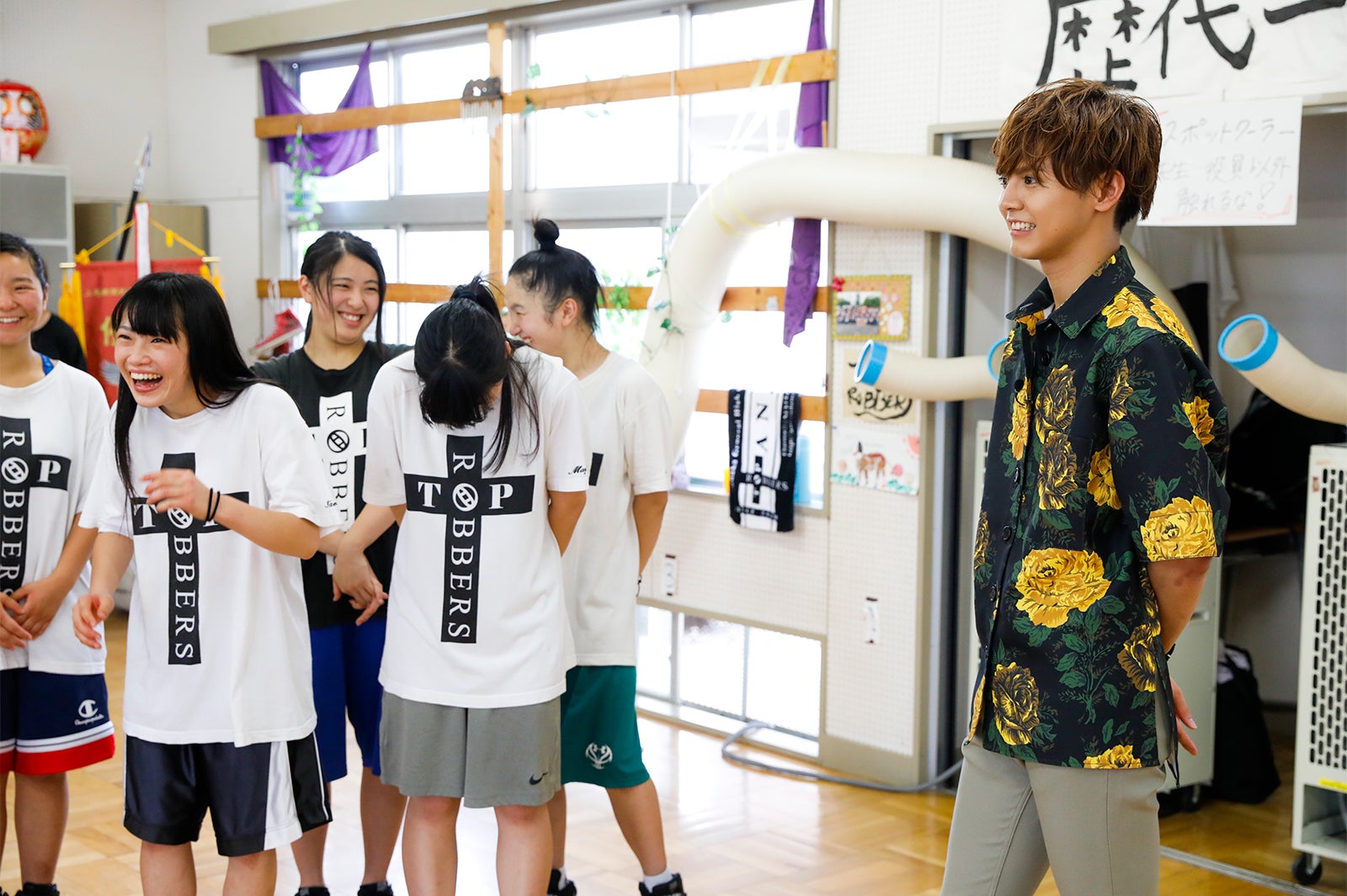 片寄涼太、「8代目TOP ROBBERS」に訪問（C）AbemaTV／撮影：荒金大介、内野秀之