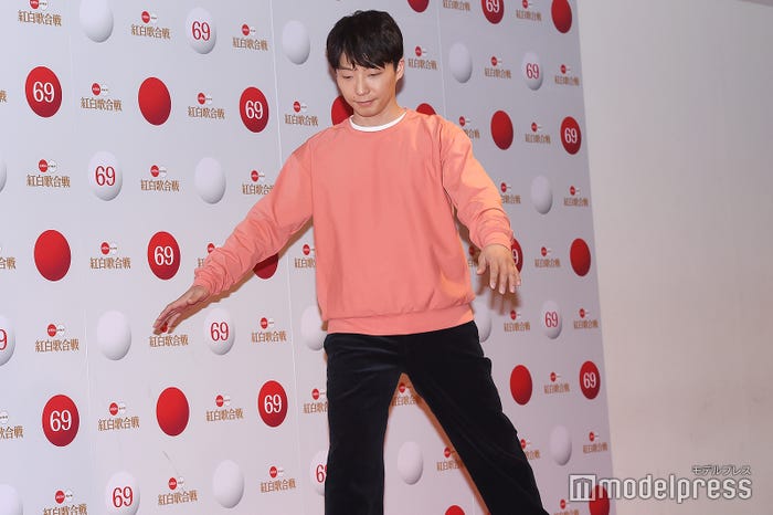 星野源/サーモンピンクのスウェットで登場(C)モデルプレス