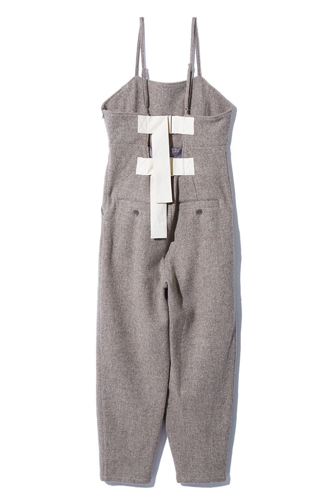 後ろのリボンがポイントのLEINWANDEのサロペット（提供写真）