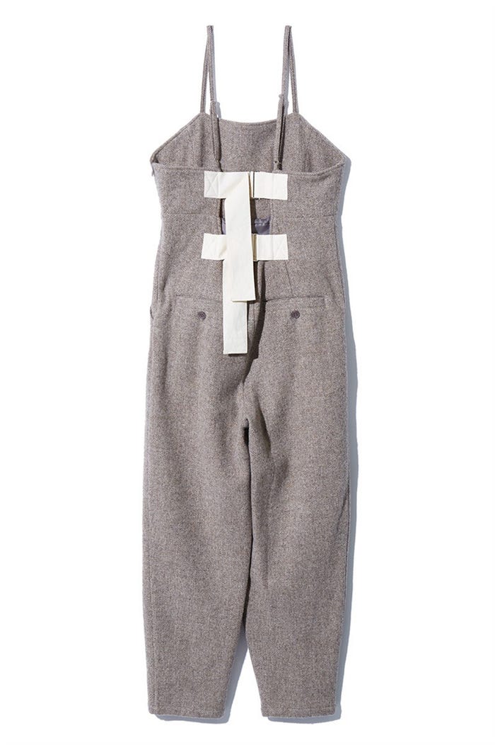 後ろのリボンがポイントのLEINWANDEのサロペット(提供写真)