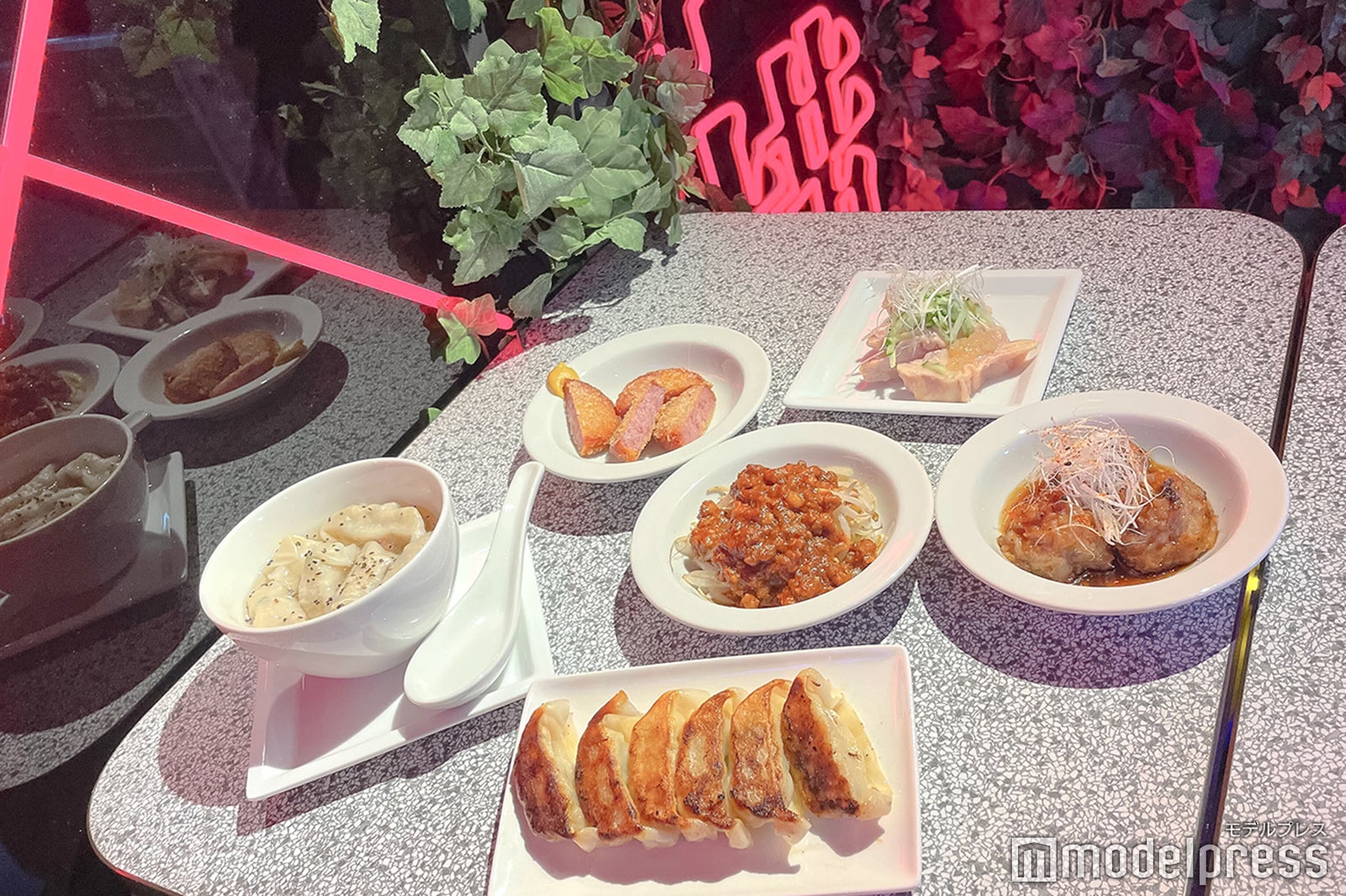 「近未来餃子H」食事（C）モデルプレス