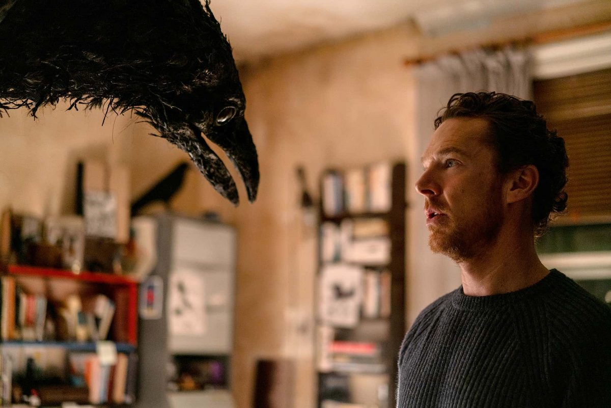 ベネディクト・カンバーバッチ主演『フェザーズ その家に巣食うもの』新場面写真解禁＆原作翻訳本が発売