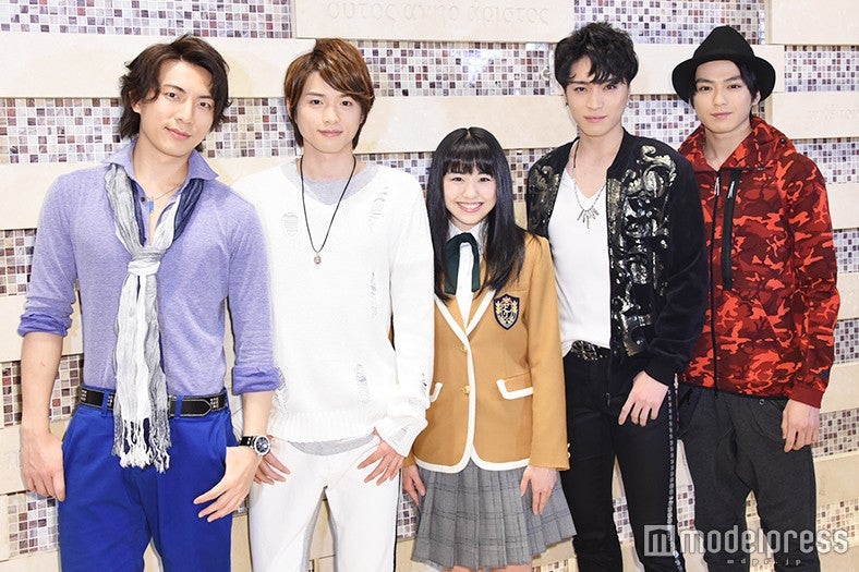 （左より）上山竜治、白洲迅、加藤梨里香、松下優也、真剣佑（C）モデルプレス