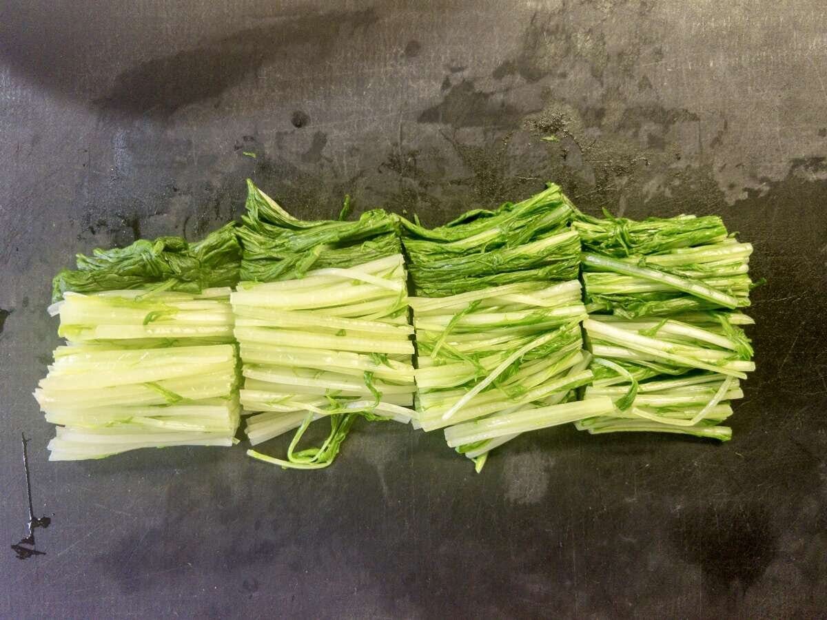 水菜の根元を切り落とし、4cmの長さにカット