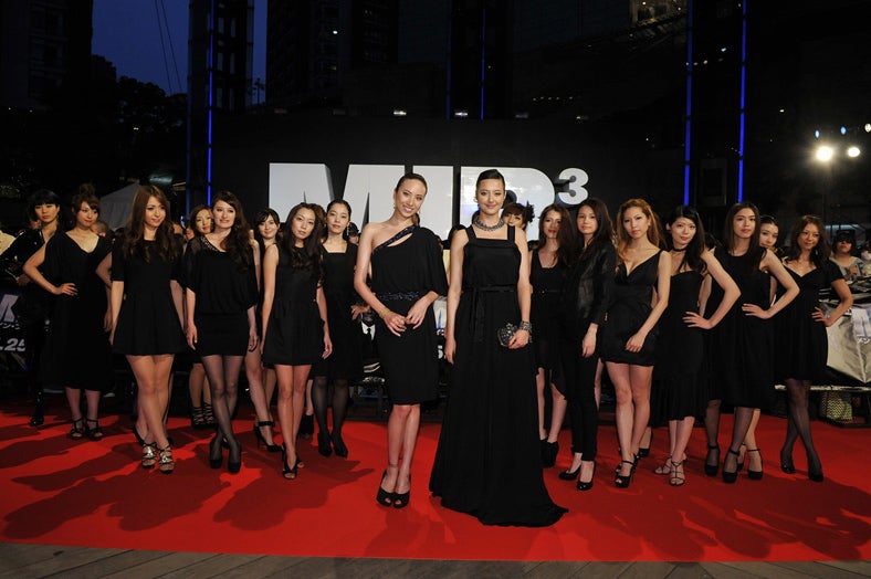 イベントに華を添えた道端アンジェリカ（左）＆浦浜アリサ（右）率いる総勢26名の「Women IN BLACK」（c） 2011 Sony Pictures Digital Inc．All Rights Reserved．