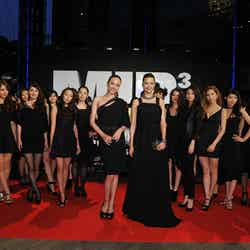 イベントに華を添えた道端アンジェリカ（左）＆浦浜アリサ（右）率いる総勢26名の「Women IN BLACK」（c） 2011 Sony Pictures Digital Inc．All Rights Reserved．