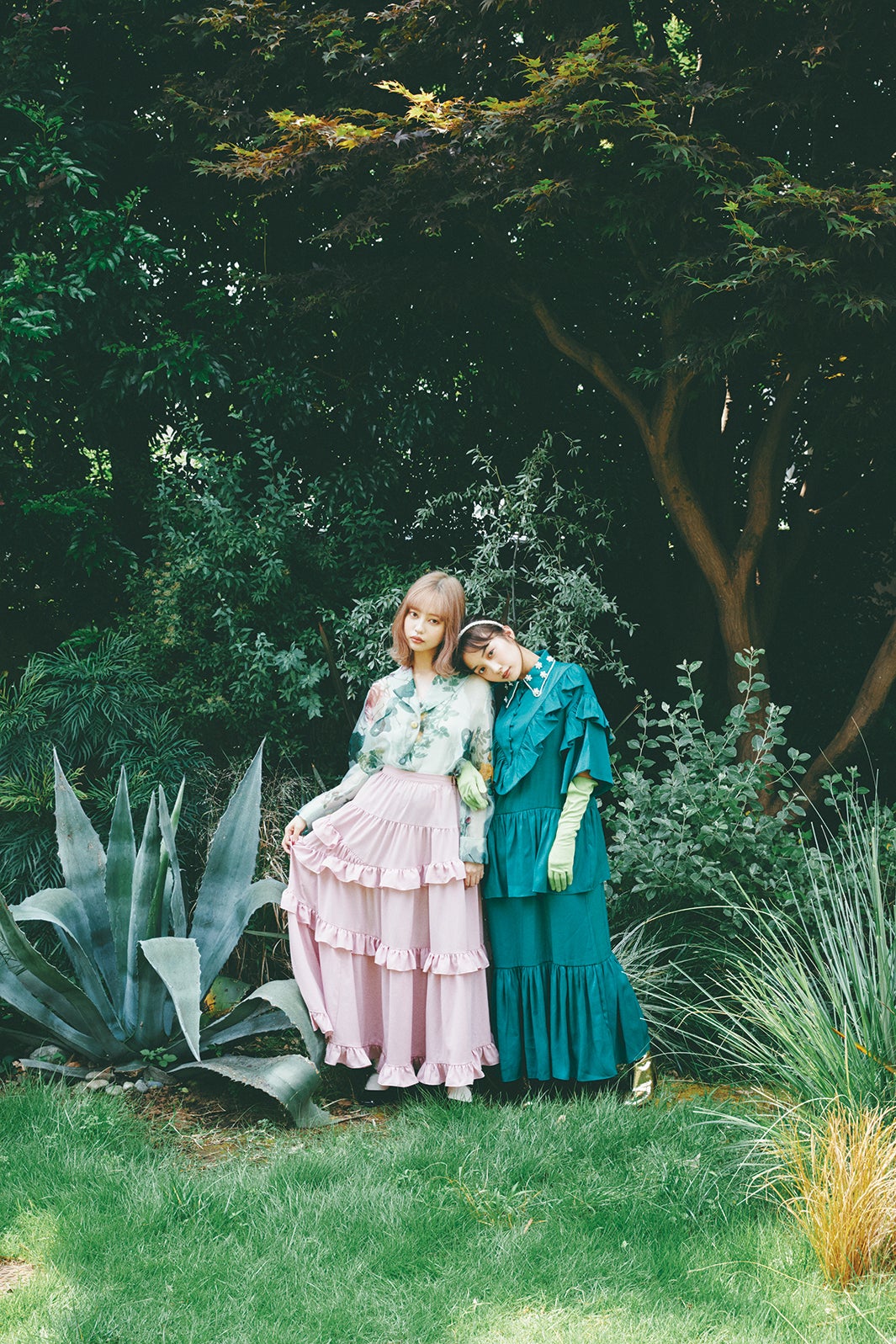 （左から）中村里砂、黒木ひかり／「LARME 042」（9月17日発売）より（C）徳間書店