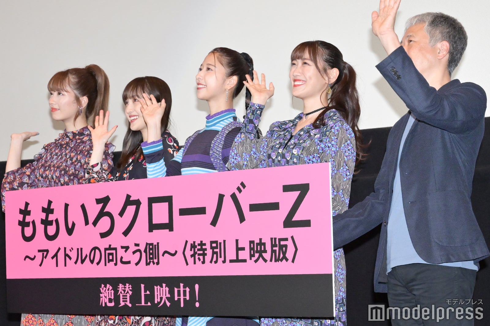 （左から）佐々木彩夏、百田夏菜子、玉井詩織、高城れに、酒井祐輔監督 （C）モデルプレス