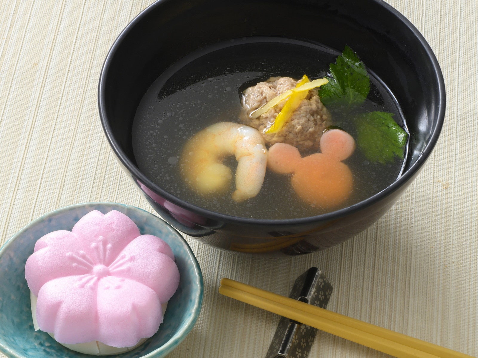 「レストラン櫻」雑煮椀※食事にセットの味噌汁からプラス700円で変更可（C）Disney