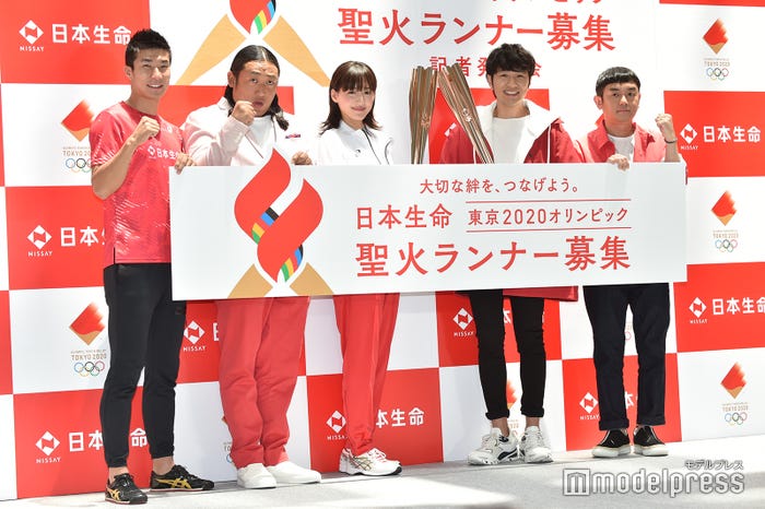 (左から)桐生祥秀選手、秋山竜次、綾瀬はるか、北川悠仁、岩沢厚治(C)モデルプレス