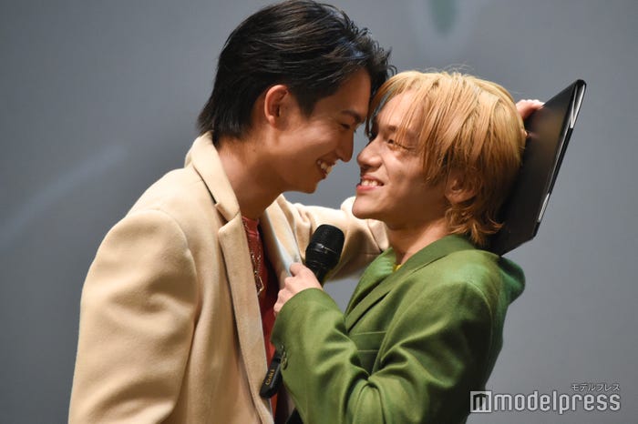 壁ドンをする綱啓永、山下幸輝「ホミパリ Twenty-2 Birthday Zepp Tour」(C)モデルプレス