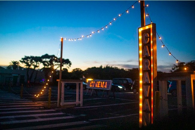 「シネマキャラバンドライブインシアター」神奈川・三浦で常設開催、車内で映画鑑賞する非日常体験