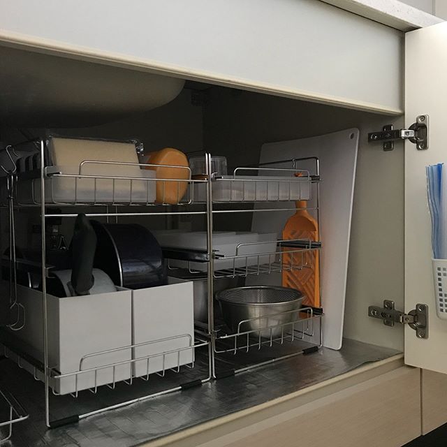 開き戸タイプのコンロ下収納アイデア お鍋や食器をスッキリ使いやすくしまおう モデルプレス 開き戸タイプのコンロ下収納アイデア お鍋や食器をスッキリ使いやすくしまおう モデルプレス
