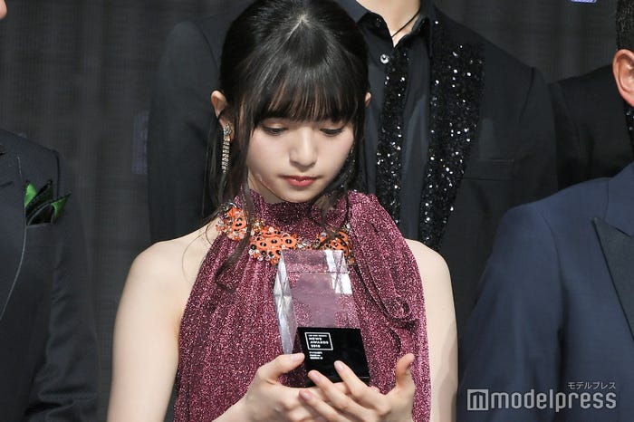 トロフィーを見つめる齋藤飛鳥 (C)モデルプレス