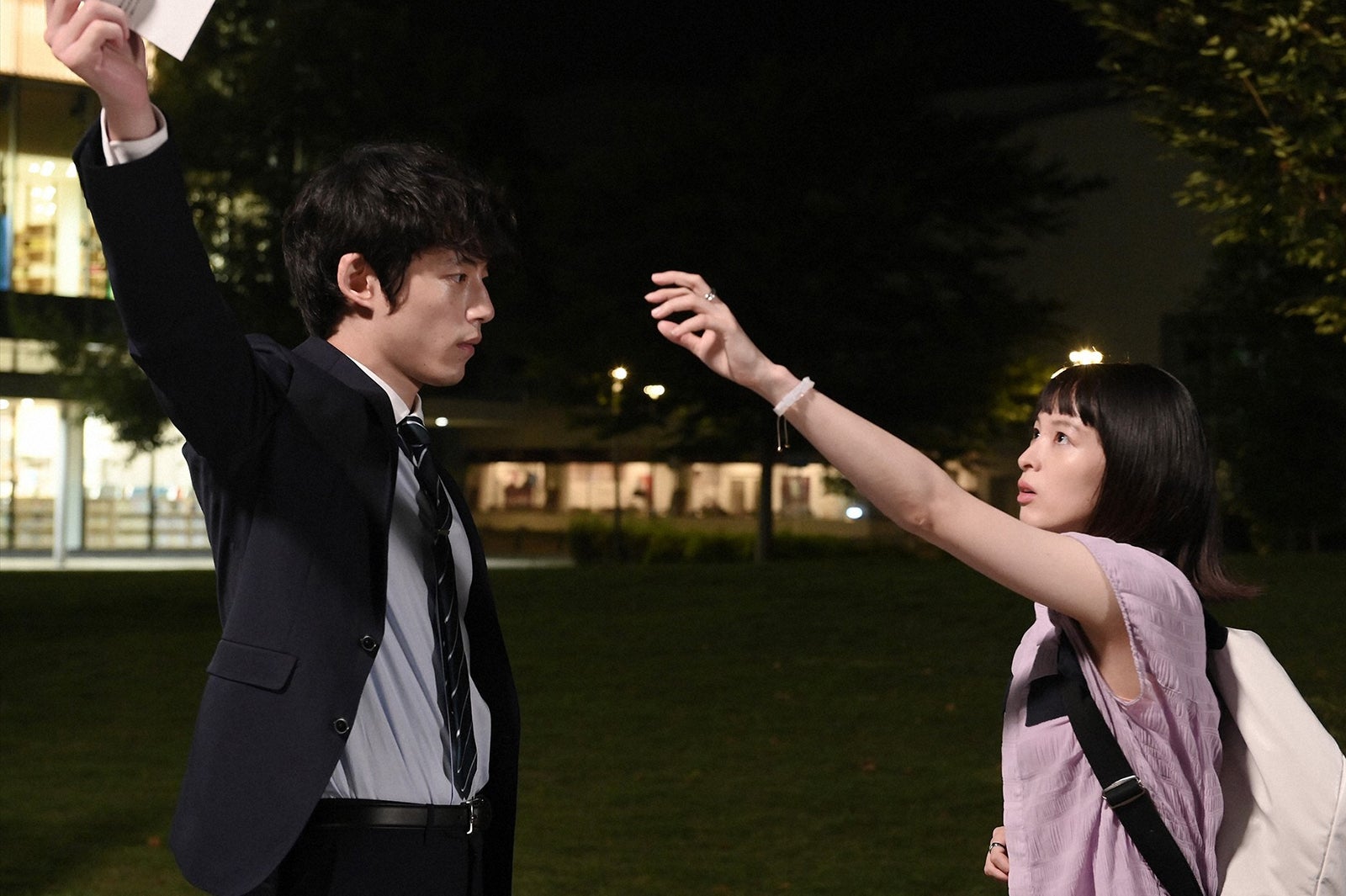 坂口健太郎、清野菜名／「婚姻届に判を捺しただけですが」第1話より（C）TBS