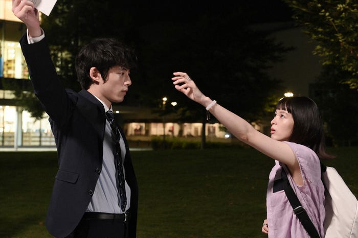 坂口健太郎、清野菜名/「婚姻届に判を捺しただけですが」第1話より(C)TBS