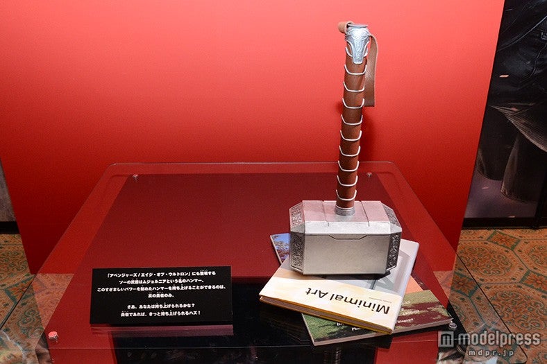 「マーベル・スペシャルブース」／「ムジョルニア」のレプリカ／「D23 Expo Japan 2015」
