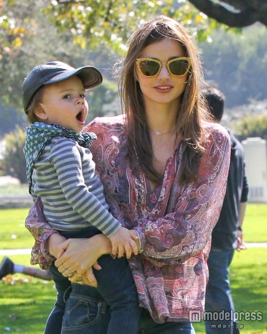 ミランダ・カーの息子フリン君、カメラ目線で大あくび