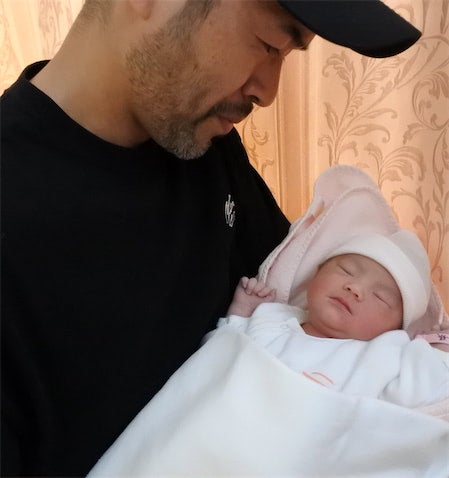 イチローものまね芸人で3児の父・ニッチロー、愛娘の1歳誕生日を祝福「笑顔で健康に」