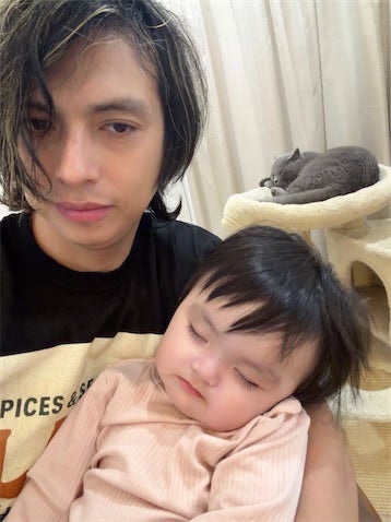 アレクサンダー、ぐっすり眠る次女・グーちゃんと対照的な“やつれ顔”を公開