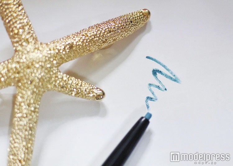 ターコイズブルーでトレンド感あふれる目元を／写真・MAKO（C）モデルプレス